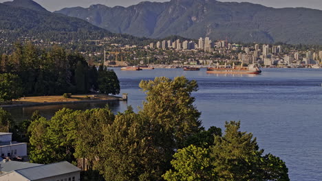 Vancouver,-BC,-Kanada.-Luftaufnahme-Einer-V44-Drohne-über-Dem-Hafen.-Eingefangen-Werden-Die-Urbane-Oase-Stanley-Park-Und-Das-Industriegebiet-North-Shore-Sowie-Ausblicke-Auf-Die-Bergkette-–-Aufgenommen-Mit-Mavic-3-Pro-Cine-–-Juli-2023