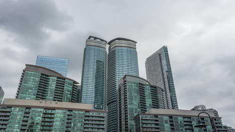 Wolken-Ziehen-über-Eigentumswohnungen-In-Toronto,-Zeitraffer