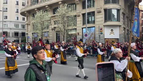 Banda-Tocando-Gaitas-Con-Uniformes-Tradicionales-Desfilando-Para-San