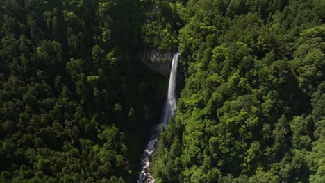 Slider-shot-of-Nachi-waterfall,-the-biggest-in-Japan