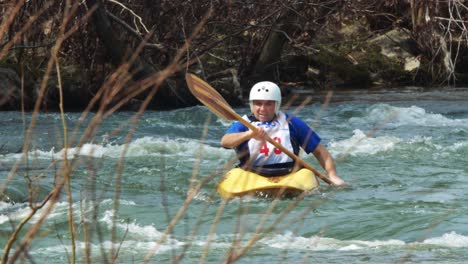 Wildwasserkajakfahrer-Rennfahrer,-Nahaufnahme