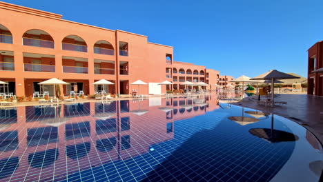 Hotel-rooms-overlooking-the-pool-on-a-hot-day