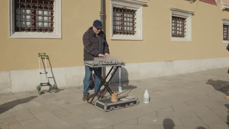 Músico-Callejero-Veneciano-Tocando-El-Arpa-De-Cristal.