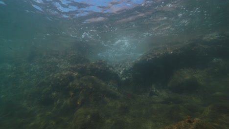 Toma-Submarina-De-Algunas-Olas-Rompiendo-En-Las-Rocas-De-La-Costa.