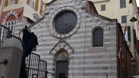 Schwenk-nach-unten-Clip-Zeigt-Mittelalterliche-Gestreifte-San-Matteo-Kirche-Auf-Der-Piazza-San-Matteo-In-Genua,-Italien