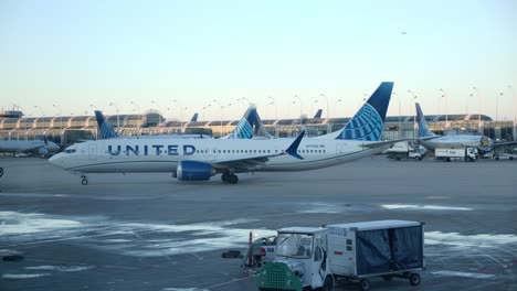 Ein-Flugzeug-Vom-Typ-United-Boeing-737-Max-Auf-Der-Rampe-Des-Ord-Airport-Vor-Dem-Abflug