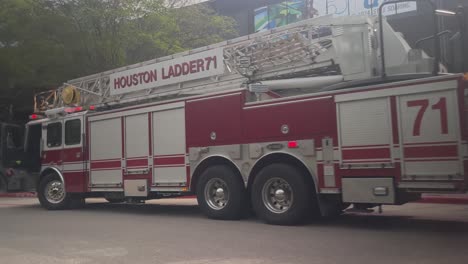 Una-Toma-En-Primera-Persona-De-Los-Socorristas,-La-Ambulancia,-El-Departamento-De-Bomberos-Y-La-Policía-En-La-Universidad-De-Houston-Clear-Lake,-Houston,-Texas.