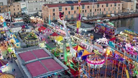 Paseos-Iluminados-En-El-Luna-Park-En-Ponte-Parodi,-Génova,-Italia