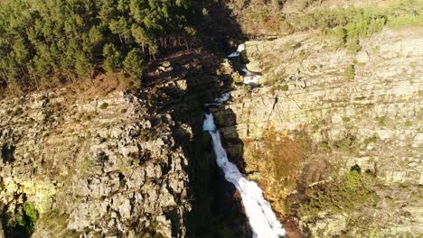 Ein-Tropischer-Wasserfall-In-Einer-Bergschlucht