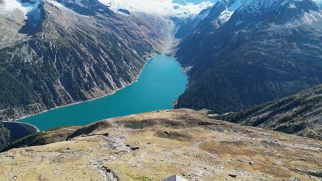 Olpererhütte-Und-Bergsee-Schlegeis-In-Den-Zillertaler-Alpen,-Österreich---4K-Luftaufnahme