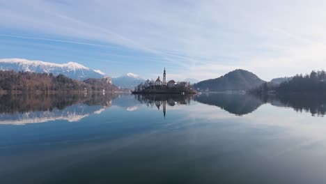 Toma-Estática-De-La-Iglesia-De-Bled-Con-El-Lago-Bled-En-Primer-Plano-En-Eslovenia
