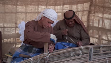 Traditionelle-Arabische-Handwerker-Bauen-Ein-Schilfboot