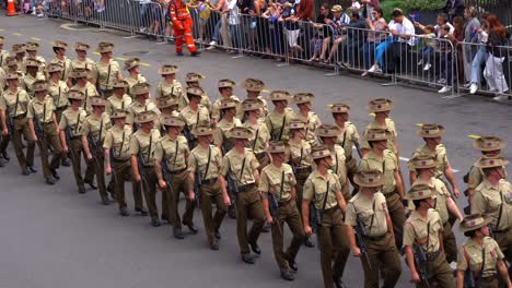 Bewaffnetes-Bataillon-Australischer-Verteidigungsstreitkräfte-Marschiert-Während-Der-Anzac-Day-Parade-Einheitlich-Die-Adelaide-Street-In-Brisbane-Entlang