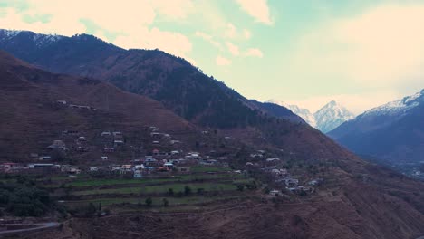 Luftaufnahme-Eines-Bergdorfes-In-Azad-Kaschmir-An-Einem-Fluss
