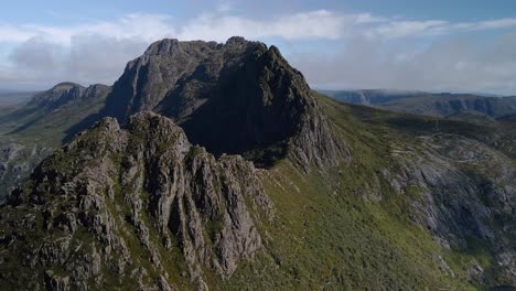 Vista-De-Drones-De-La-Montaña-Cradle-Con-Paisaje-Celeste-Al-Fondo