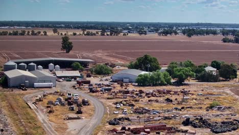 Cementerio-De-Maquinaria-Agrícola-En-Medio-De-Potreros-Agrícolas-Cerca-De-Yarrawonga-Victoria-Australia