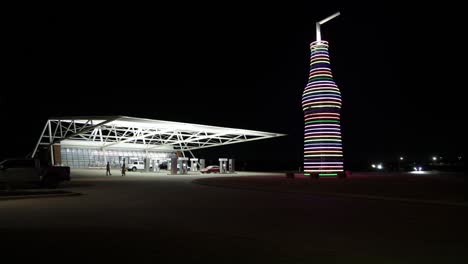 Time-lapse-video-of-Pops-66-Soda-Pop-Ranch-in-Arcadia,-Oklahoma-at-night