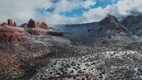 Paisaje-De-Rocas-Rojas-Bajo-La-Nieve-En-Sedona,-Arizona---Disparo-Aéreo-De-Drones