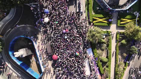 Vista-Aérea-De-La-Manifestación-Del-Día-Internacional-De-La-Mujer-A-Lo-Largo-Del-Paseo-De-La-Reforma,-Ciudad-De-México
