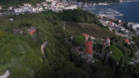 Vista-Aérea-Del-Monasterio-De-Savina,-Viñedo-Y-Meljine,-Herceg-Novi,-Montenegro,-Revelador-Disparo-De-Drone