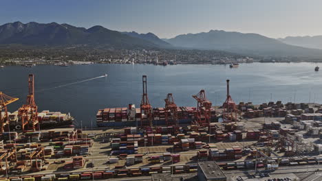 Vancouver-BC-Canadá-Sobrevuelo-Aéreo-Con-Drones-V89-Y-Alrededor-De-La-Terminal-De-Contenedores-Central-Capturando-Las-Instalaciones-De-Operación-Del-Astillero,-El-Puerto-Y-La-Vista-De-La-Montaña-De-La-Costa-Norte---Filmado-Con-Mavic-3-Pro-Cine---Julio-De-2023