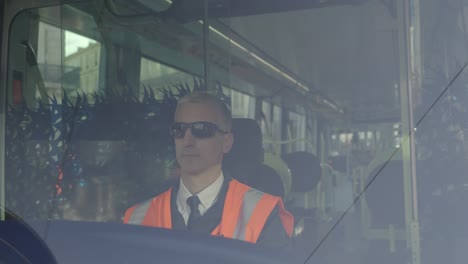 Straßenbahnfahrer-In-Fluoreszierender-Weste-Und-Sonnenbrille:-Fahrt-Mit-Der-Blauen-Straßenbahn