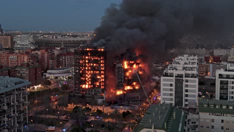 Brennendes-Gebäude-In-Valencia-Per-Drohne-Gefilmt