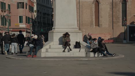 Sonniger-Tag-Auf-Einer-Belebten-Venezianischen-Piazza