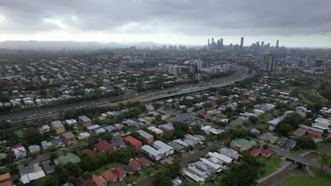 Aerial-View-Of-Pacific-Motorway-And-Brisbane-Cityscape-With-Dramatic-Sky-In-Queensland,-Australia