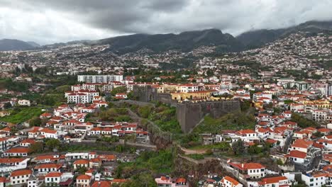 Hiperlapso-De-Drones-Circulares-Alrededor-De-La-Fortaleza-De-São-João-Batista-Do-Pico-En-Funchal-Madeira-En-Un-Día-Soleado