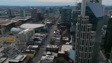 AT--Und-T-Gebäude,-Batman-Gebäude-Mit-Blick-Auf-Die-Bridgestone-Arena-In-Der-Innenstadt-Von-Nashville,-Tennessee,-USA