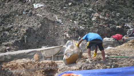 Hacer-Piedras-Pequeñas-A-Partir-De-Piedras-Grandes,-Por-Las-Malas