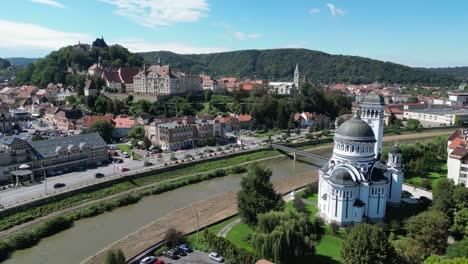 Stadt-Sighisoara,-Kirche-Und-Fluss-Tarnava-In-Siebenbürgen,-Rumänien---Luftaufnahme-4k
