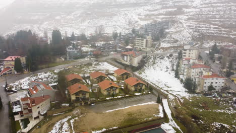 Deslizándose-Sobre-El-Pueblo-De-Kfardebian-En-Una-Mañana-Fría-Y-Nublada-En-El-Líbano