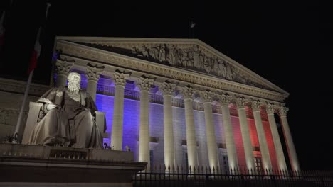 Bandera-De-Francia-Ondeando-Al-Viento-En-La-Asamblea-Nacional-De-París-Por-La-Noche