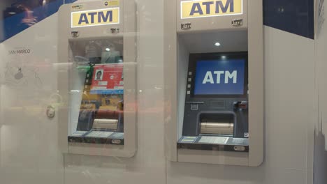 Zwei-Geldautomaten-In-Venedig,-Klares-Sicherheitsglas