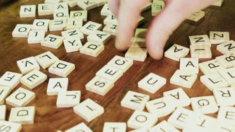 Helle-Scrabblesteine-Werden-Umgedreht,-Um-Das-Wortgeheimnis-Preiszugeben,-Tischspiel