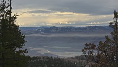 Morgendunst-über-Ruhigen-Bergpanoramen