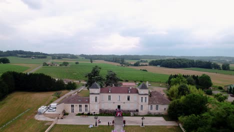 Luftaufnahme-Zum-Abschluss-Von-Hochzeitsgästen,-Die-Auf-Den-Stufen-Einer-Villa-In-Bordeaux-Winken