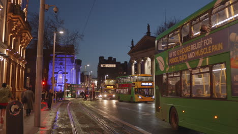 Szene-Der-Straßen-Der-Stadt-Mit-Busspur-In-Der-Nacht-In-Dublin,-Irland