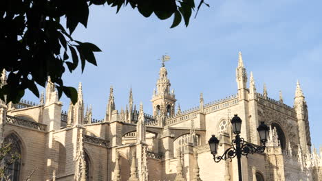 Hermosa-Arquitectura-De-La-Catedral-De-Sevilla,-La-Giralda-En-El-Fondo,-España