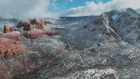 Rocas-Rojas-Bajo-La-Nieve-Del-Invierno-En-Sedona,-Arizona---Disparo-De-Drone