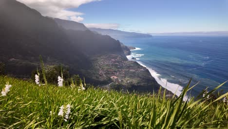 Kamerafahrt-Der-Atemberaubenden-Nordküste-Der-Insel-Madeira,-Zeitlupe