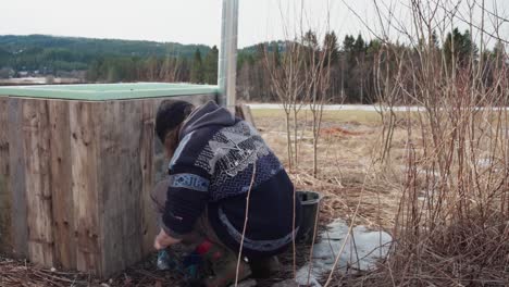 Zeitraffer-Eines-Mannes,-Der-Im-Freien-Einen-DIY-Whirlpool-Baut