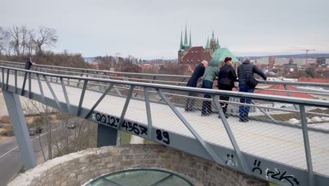 Gente-En-El-Puente-Nuevo-En-La-Ciudadela-De-Petersberg-En-Erfurt-Con-Vista-A-La-Catedral-En-Turingia