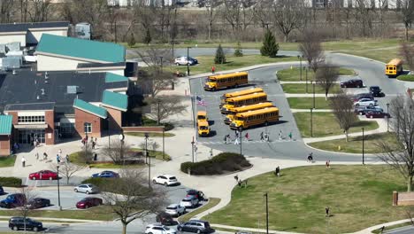 Pupils-crossing-road-after-finishing-school-in-USA