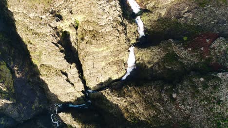 Ein-Tropischer-Wasserfall-In-Einer-Bergschlucht