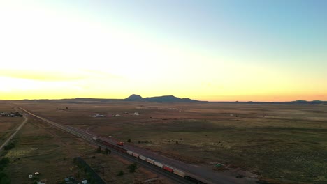 Ruta-Histórica-66-Con-Un-Ferrocarril-Cerca-De-Seligman,-Arizona,-Estados-Unidos.