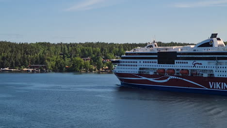 Barco-De-Crucero-Viking-Line-En-El-Fiordo-Del-Mar-Báltico-En-Las-Afueras-Del-Puerto-De-Estocolmo,-Suecia