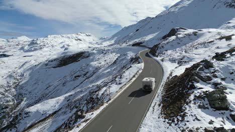 Wohnmobil-Fährt-Auf-Verschneiter-Großglockner-Hochalpenstraße-In-Den-österreichischen-Alpen---Luftaufnahme-4k